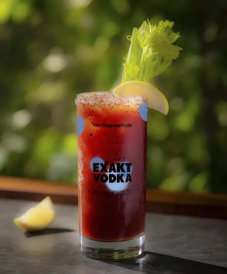 Eine klassische Bloody Mary aus Vodka, Tomatensaft und Zitronensaft mit Sellerie-Garnitur