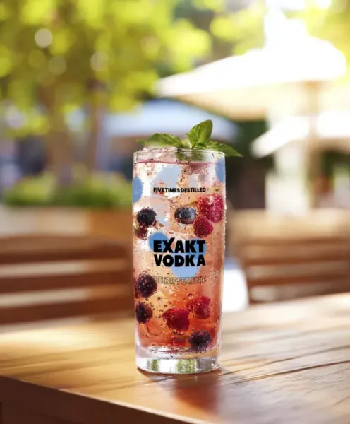 Fruchtgenuss im Glas mit Minze und frischen Beeren – der Berry Fizz.
