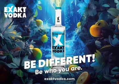Osnovna boca votke Exact s vodom i limunima u pozadini.