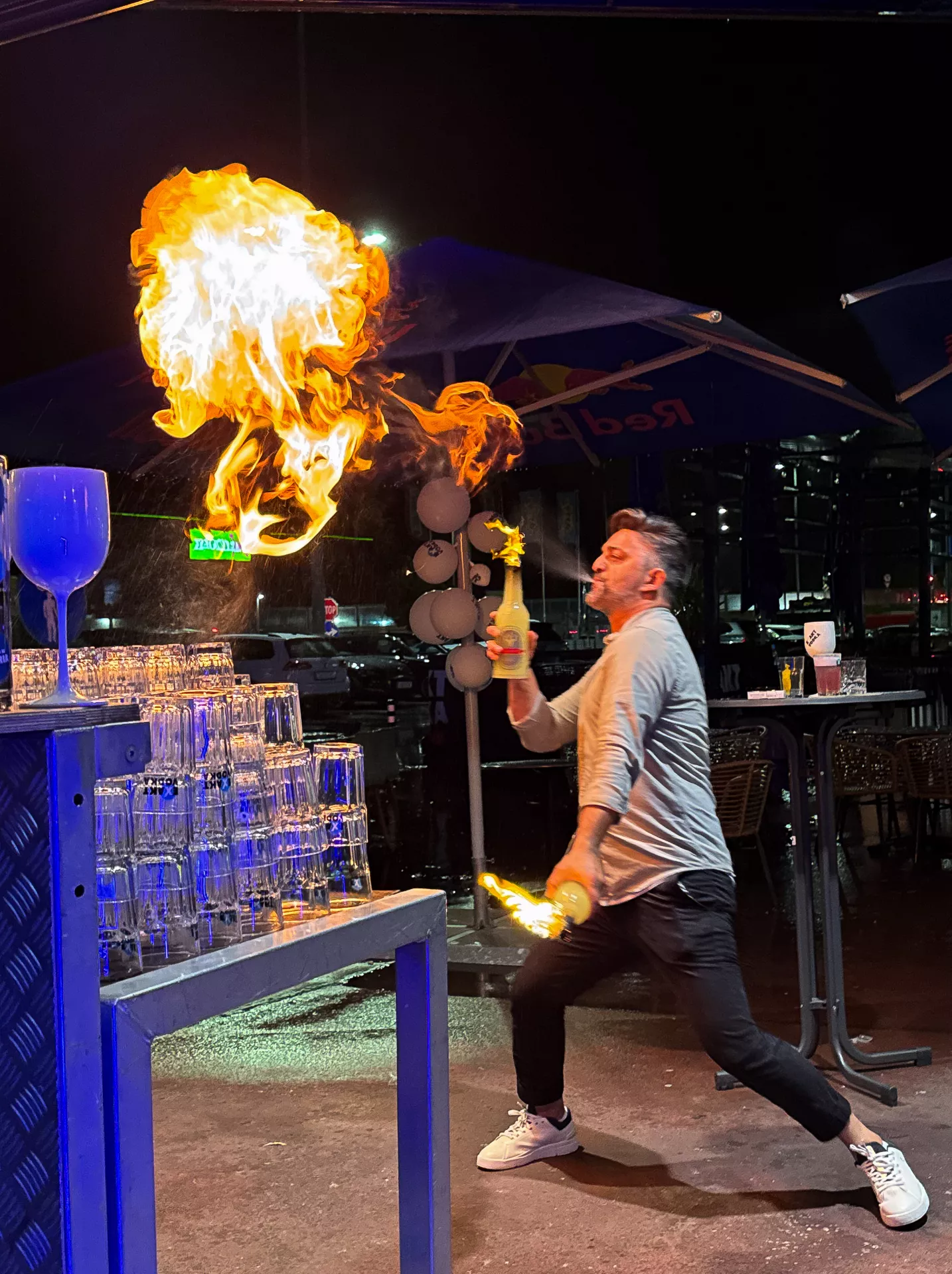 in Vodka-Event im Sägewerk mit Feuershow sorgt für eine eindrucksvolle Atmosphäre.
