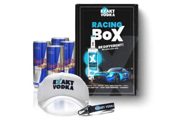 Eine Racing-Box von Exakt Vodka mit Baseballcap, Schlüsselanhänger und Red Bull.