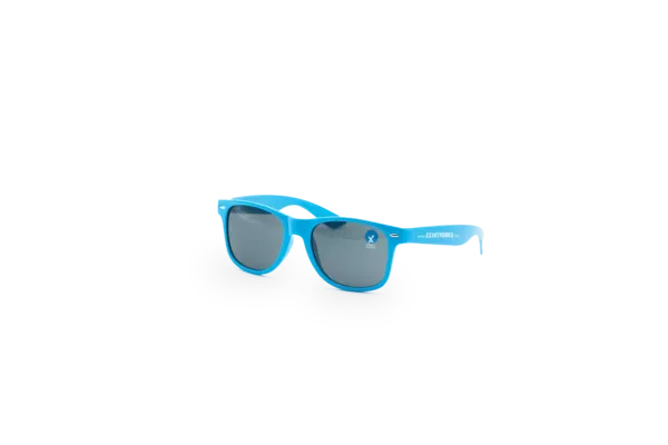 Eine blaue Sonnenbrille mit EXAKT Vodka Branding